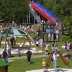 LEEK / 24-5-2001/ Jeugdpark Nienoord, veel bezoek en kindervreugd tijdens mooi weer in het park en de speeltuin. /foto Omke Oudeman